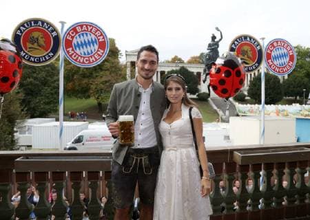 GER, Bayern Muenchen auf der WIESN 07.10.2018, Kaefers Wiesn-Schaenke, Theresienwiese,, München, GER, Bayern Muenchen auf der WIESN, Traditionell bayrisch in Lederhosen zeigt sich auch diesem Jahr wieder die Mannschaft des FC Bayern München beim alljährlichen Oktoberfest Besuch Wiesnbesuch im Bild: Mats Hummels mit Frau Cathy