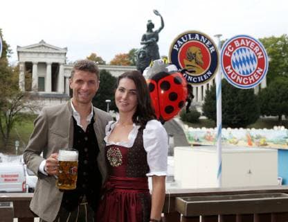 GER, Bayern Muenchen auf der WIESN 07.10.2018, Kaefers Wiesn-Schaenke, Theresienwiese,, München, GER, Bayern Muenchen auf der WIESN, Traditionell bayrisch in Lederhosen zeigt sich auch diesem Jahr wieder die Mannschaft des FC Bayern München beim alljährlichen Oktoberfest Besuch Wiesnbesuch im Bild: Thomas Müller mit Frau Lisa *** Bayern Muenchen at the WIESN 07 10 2018 Kaefers Oktoberfest Schaenke Theresienwiese Munich GER Bayern Munich at the WIESN Traditionally Bavarian in Lederhosen, the team of FC Bayern Munich once again appear at the annual Oktoberfest visit Wiesn visit in the picture Thomas Müller with wife Lisa nordphotoxKokenge nph00001