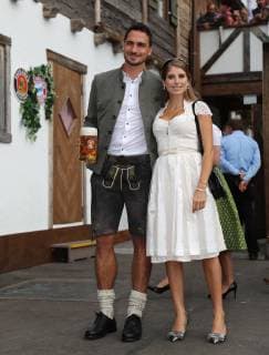 GER, Bayern Muenchen auf der WIESN 07.10.2018, Kaefers Wiesn-Schaenke, Theresienwiese,, München, GER, Bayern Muenchen auf der WIESN, Traditionell bayrisch in Lederhosen zeigt sich auch diesem Jahr wieder die Mannschaft des FC Bayern München beim alljährlichen Oktoberfest Besuch Wiesnbesuch im Bild: Mats Hummels FC Bayern München Muenchen mit Cathy
