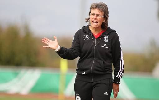 07.10.2018, xcex Deutschland, Ingelheim, Fussball, Frauenfussball, DFB Frauen, Laenderspiel U17 U 17 Juniorinnen Deutschland gegen Finnland Trainerin Ulrike Ballweg (Deutschland) an der Seitenlinie