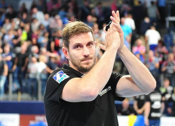 07.10.2018 - Handball - 1. Bundesliga DKB HBL - Saison 2018 2019 - 08. Spieltag: HC Erlangen Metropolregion Nürnberg HCE - SG Flensburg Handewitt - OGo - Michael Haaß Haass (13, HC Erlangen HCE ) Einzelbild Einzelfoto nach Spielende