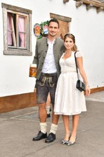 Sport Bilder des Tages Mats Hummels mit Ehefrau Cathy Hummels FC: Bayern auf der Wiesn Promis auf der Wiesn 16,Tag Tracht, Dirndl Bier München 07. Oktober 2018