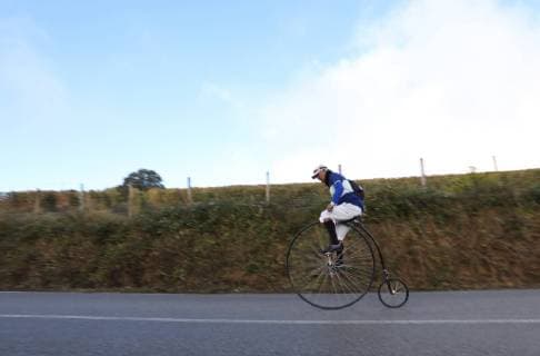 Sport Themen der Woche KW 40 Sport Bilder des Tages (181007) -- TUSCANY, Oct. 7, 2018 (Xinhua) -- A cyclist rides his vintage bike during the Eroica cycling event for old bikes in the Chianti area of Tuscany, Italy, Oct. 7, 2018. About 7500 cyclists, riding vintage bicycles made in 1987 or earlier, took part in the Eroica (heroic) cycling event through the Strade Bianche, the gravel roads of the Chianti area of Tuscany. (Xinhua Cheng Tingting) (SP)ITALY-TUSCANY-CYCLING- EROICA CYCLING EVENT 