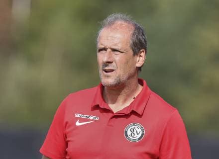 1. FC Saarbruecken - SV 07 Elversberg Elversbergs Trainer Roland Seitz beim Spiel in der Regionalliga Suedwest, 1. FC Saarbruecken - SV 07 Elversberg. Völklingen. 06.10.18 Fußball 12. Spieltag , Völklingen Saarland Deutschland Hermann Neuberger Stadion