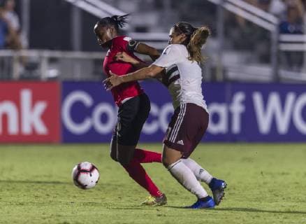 Fußball, Damen, Mexiko - Trinidad & Tobago October 7, 2018 - Cary, NC, United States - Cary, NC - October 7, 2018: Mexico defeated Trinidad & Tobago 4-1 during the group stage of the 2018 CONCACAF Women s Championship at WakeMed Soccer Park. Nayeli Rangel, Kennya Cordner - ZUMAt139 20181007_zaa_t139_099 Copyright: xBradxSmithx
