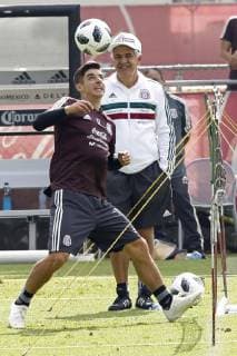 October 8, 2018 - EUM20181008DEP14.JPG .CIUDAD DE MEXICO. SoccerFutbol-Seleccion Mexicana.- 8 de octubre de 2018. Aspectos del entrenamiento de la Seleccion Mexicana en el Centro de Alto rendimiento, previo al partido contra Costa Rica del proximo jueves 11 de octubre. En la imagen el futbolista Isaac Brizuela y el tecnico interino Ricardo Ferretti. Foto: Agencia EL UNIVERSALAgustin SalinasEELG Latin News: October 8, 2018 Copyright: xElxUniversalx