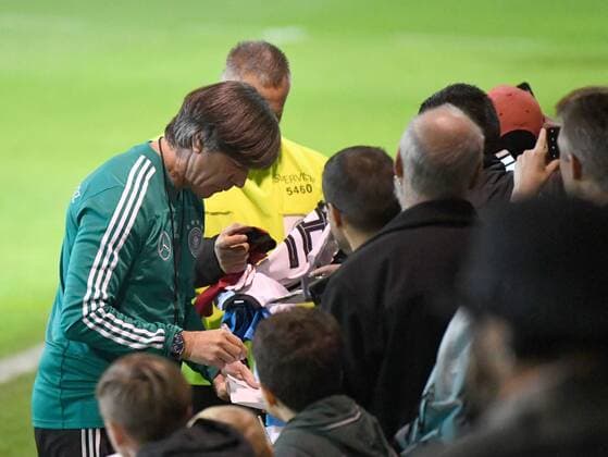 Fussball, Herren, Saison 2018 2019, Deutschland, Öffentliches Training der deutschen Nationalelf in Berlin (Stadion auf dem Wurfplatz), Bundestrainer Joachim Löw (Deutschland) nach dem Training bei den Fans, 09.10. 2018, Copyright: xMatthiasxKochx