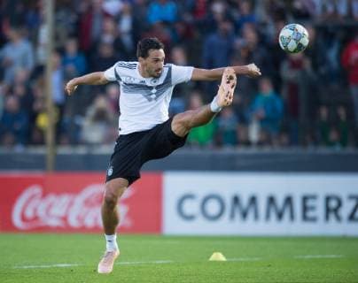 Sport Bilder des Tages Mats Hummels (GER) streckt sich zum Ball. Fussball UEFA Nations League 2018 2019 - Offizielles Training der Fussball Nationalmannschaft im Stadion auf dem Wurfplatz auf dem Olympiagelaende in Berlin, Deutschland am 09.10.2018,