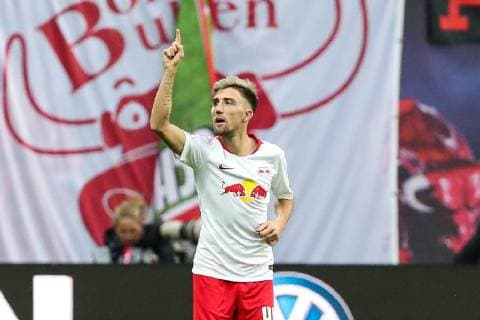 Torjubel - Torschütze Kevin Kampl (RB Leipzig) trifft zum 1-0 - 1. Fussball Bundesliga Saison 2018-2019 RasenBallsport Leipzig vs. 1. FC Nürnberg in der Red Bull Arena in Leipzig - Aktion,Deutschland, Fußball, Mann, Maenner,07.10.2018 - Gemäß den Vorgaben der DFL Deutsche Fußball Liga ist es untersagt, in dem Stadion und oder vom Spiel angefertigte Fotoaufnahmen in Form von Sequenzbildern und oder videoaehnlichen Fotostrecken zu verwerten bzw. verwerten zu lassen. DFL regulations prohibit any use of photographs as image sequences and or quasi-video.