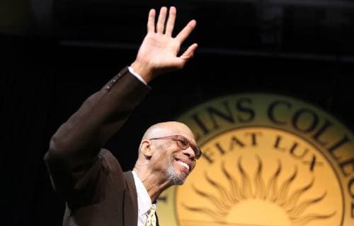 April 4, 2018 - Winter Park, FL, USA - Basketball legend and social activist Kareem Abdul-Jabbar takes the stage at Rollins College in Winter Park, Fla., on April 4, 2018. Q&A with Kareem Abdul-Jabbar: speaking out, writing for TV and basketballÃ¢â‚¬â ¢s evolution - ZUMAm67_ 20180404_zaf_m67_062 Copyright: xJoexBurbankx