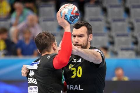 v.li.: Andre Schmid (Andy Schmid, RNL, 2) und Gedeon Guardiola (RNL, 30), Zweikampf, Duell, duel, tackle, tackling, Dynamik, Action, Aktion, beim Aufwärmen, vor dem Spiel, Handball, Champions League, Rhein-Neckar Löwen - IFK Kristianstad,
