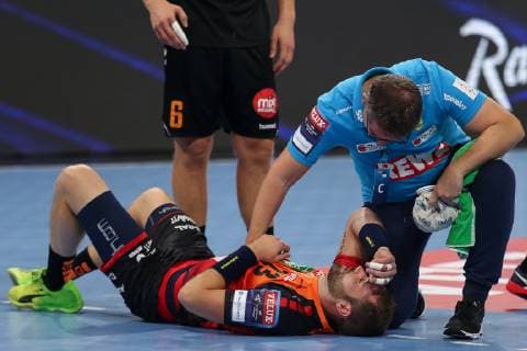 Steffen Fäth (RNL, 23) muss nach einem Schlag ins Gesicht behandelt werden, verletzt, Verletzung, injured, sporting injury, Action, Aktion, Spielszene, Handball, Champions League, Rhein-Neckar Löwen - IFK Kristianstad,