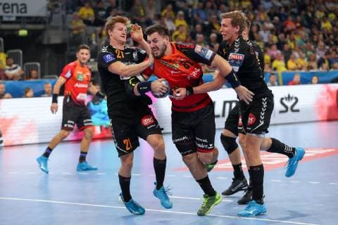 v.li.: Alfred Ehn (IFK, 21), Jannik Kohlbacher (RNL, 80), Olafur Andres Gudmundsson (IFK, 13), Zweikampf, Spielszene, Duell, duel, tackle, tackling, Dynamik, Action, Aktion, Handball, Champions League, Rhein-Neckar Löwen - IFK Kristianstad,