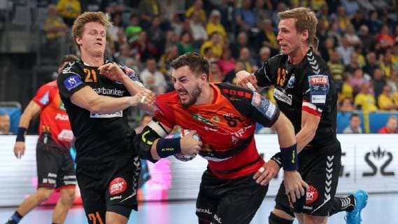 v.li.: Alfred Ehn (IFK, 21), Jannik Kohlbacher (RNL, 80), Olafur Andres Gudmundsson (IFK, 13), Zweikampf, Spielszene, Duell, duel, tackle, tackling, Dynamik, Action, Aktion, Handball, Champions League, Rhein-Neckar Löwen - IFK Kristianstad,