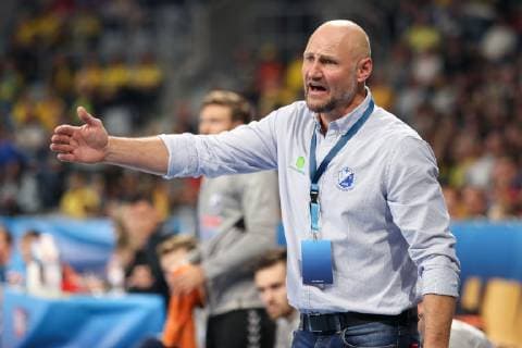 v.li.: Ola Lindgren (Trainer, Cheftrainer, IFK Kristianstad), gibt Anweisungen, gestikuliert, mit den Armen gestikulieren, gives instructions, gesticulate, Einzelbild, Aktion, Action, Spielszene, Handball, Champions League, Rhein-Neckar Löwen - IFK Kristianstad,