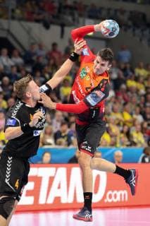 v.li.: Adam Nyfjäll (IFK, 4), Andre Schmid (Andy Schmid, RNL, 2), Zweikampf, Spielszene, Duell, duel, tackle, tackling, Dynamik, Action, Aktion, Handball, Champions League, Rhein-Neckar Löwen - IFK Kristianstad,