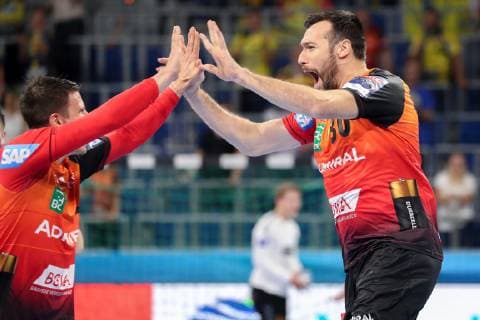 v.li.: Andre Schmid (Andy Schmid, RNL, 2), Gedeon Guardiola (RNL, 30), jubeln über ein Tor, Jubel, Torjubel, Torerfolg, celebrate the goal, goal, celebration, Jubel ueber das Tor, optimistisch, Spielszene, Highlight, Action, Aktion, Handball, Champions League, Rhein-Neckar Löwen - IFK Kristianstad,