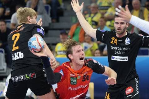 Rhein Neckar Loewen - IFK Kristianstad Rhein Neckar Loewe Jesper Nielsen (Nr.36) am Kreis gegen Kristianstads Emil Hansson (Nr.2) und Kristianstads Textur Öre Einarsson (Nr.24) beim Spiel in der Champions League, Rhein Neckar Loewen - IFK Kristianstad. Mannheim. 10.10.18 Handball Champions League Group Phase , Mannheim Baden Wuerttemberg Deutschland SAP Arena