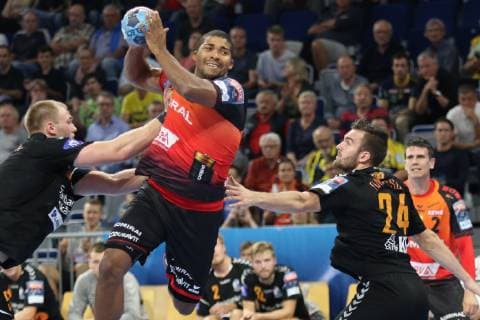 Rhein Neckar Loewen - IFK Kristianstad Torwurf von Rhein Neckar Loewe Mads Mensah Larsen (Nr.22) beim Spiel in der Champions League, Rhein Neckar Loewen - IFK Kristianstad. Mannheim. 10.10.18 Handball Champions League Group Phase , Mannheim Baden Wuerttemberg Deutschland SAP Arena