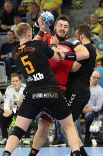 Rhein Neckar Loewen - IFK Kristianstad Rhein Neckar Loewe Jannik Kohlbacher (Nr.80) wird beim Wurf von Kristianstads Anar Freyr Arnarsson (Nr.5) gehindert beim Spiel in der Champions League, Rhein Neckar Loewen - IFK Kristianstad. Mannheim. 10.10.18 Handball Champions League Group Phase , Mannheim Baden Wuerttemberg Deutschland SAP Arena