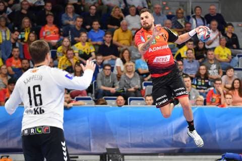 Rhein Neckar Loewen - IFK Kristianstad Rhein Neckar Loewe Bogdan Radivojevic (Nr.14) gegen Kristianstads Kappelin Richard Carl Johan beim Spiel in der Champions League, Rhein Neckar Loewen - IFK Kristianstad. Mannheim. 10.10.18 Handball Champions League Group Phase , Mannheim Baden Wuerttemberg Deutschland SAP Arena