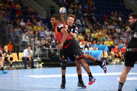 Mads Mensah (Rhein Neckar Loewen) im Zweikampf mit Adam Nyfjall (IFK Kristianstad), Rhein Neckar Loewen vs IFK Kristianstad, EHF Champions League, 10.10.2018, Foto Eibner Rhein Neckar Loewen vs IFK Kristianstad, EHF Champions League, 10.10.2018 Mannheim Copyright: xNeisx Eibner-Pressefotox EP_ans
