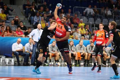 Mads Mensah (Rhein Neckar Loewen) im Zweikampf mit Alfred Ehn (IFK Kristianstad), Rhein Neckar Loewen vs IFK Kristianstad, EHF Champions League, 10.10.2018, Foto Eibner Rhein Neckar Loewen vs IFK Kristianstad, EHF Champions League, 10.10.2018 Mannheim Copyright: xEIBNER Alexander_Neisx EP_ANS