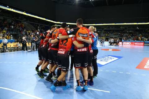 die Loewen feiern den Sieg, Rhein Neckar Loewen vs IFK Kristianstad, EHF Champions League, 10.10.2018, Foto Eibner Rhein Neckar Loewen vs IFK Kristianstad, EHF Champions League, 10.10.2018 Mannheim Copyright: xEIBNER Alexander_Neisx EP_ANS