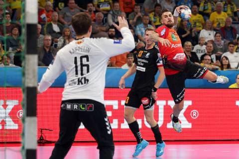 v.li.: Richard Carl Johan Kappelin (Torwart, IFK, 16), Leo Larsson (Torwart, IFK, 1), Bogdan Radivojevic (RNL, 14), beim Sprungwurf, Wurf, Torwurf, Action, Aktion, Spielszene, Handball, Champions League, Rhein-Neckar Löwen - IFK Kristianstad,
