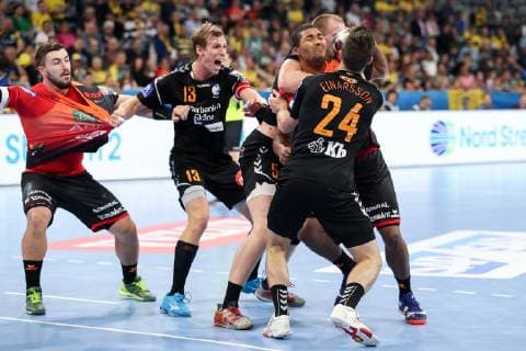 v.li.: Jannik Kohlbacher (RNL, 80), Olafur Andres Gudmundsson (IFK, 13), Arnar Freyr Arnarsson (IFK, 5), Mads Mensah Larsen (RNL, 22), Teitur Örn Einarsson (IFK, 24), Zweikampf, Spielszene, Duell, duel, tackle, tackling, Dynamik, Action, Aktion, Handball, Champions League, Rhein-Neckar Löwen - IFK Kristianstad,