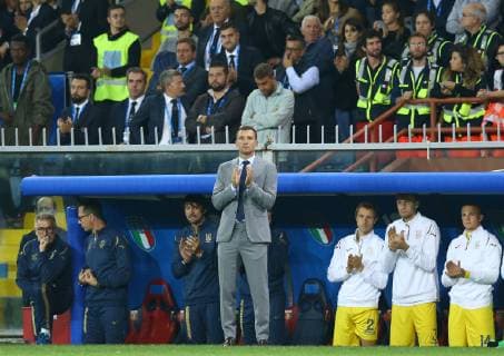 Fußball, Italien - Ukraine October 10, 2018 - Genoa, Italy - Italy v Ukraine - Friendly .Ukraine coach Andriy Shevchenko applauding during the minute of silence in memory of the Genoa bridge collapse victims during the first half at Ferraris Stadium in Genoa, Italy on October 10, 2018. Italy v Ukraine - International Friendly Länderspiel  - ZUMAn230 20181010_zaa_n230_222 Copyright: xMatteoxCiambellix