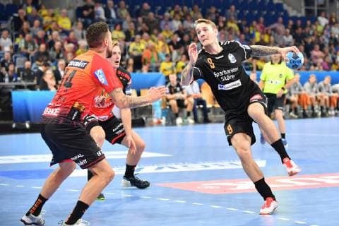 Rhein Neckar Loewen - IFK Kristianstad Kristianstads Nilsen Stig Tore Moen beim Wurf davor Rhein Neckar Loewe Bogdan Radivojevic (Nr.14) beim Spiel in der Champions League, Rhein Neckar Loewen - IFK Kristianstad. Mannheim. 10.10.18 Handball Champions League Group Phase , Mannheim Baden Wuerttemberg Deutschland SAP Arena