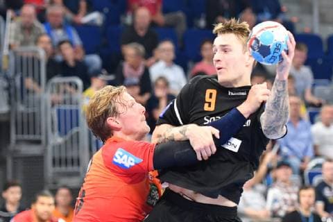 Rhein Neckar Loewen - IFK Kristianstad Kristianstads Nilsen Stig Tore Moen gegen Rhein Neckar Loewe Jesper Nielsen (Nr.36) beim Spiel in der Champions League, Rhein Neckar Loewen - IFK Kristianstad. Mannheim. 10.10.18 Handball Champions League Group Phase , Mannheim Baden Wuerttemberg Deutschland SAP Arena