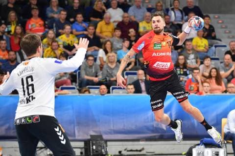 Rhein Neckar Loewen - IFK Kristianstad Rhein Neckar Loewe Bogdan Radivojevic (Nr.14) gegen Kristianstads Kappelin Richard Carl Johan beim Spiel in der Champions League, Rhein Neckar Loewen - IFK Kristianstad. Mannheim. 10.10.18 Handball Champions League Group Phase , Mannheim Baden Wuerttemberg Deutschland SAP Arena