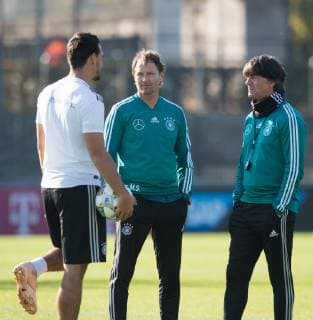 Sport Bilder des Tages Im Gespraech: Mats Hummels, Assistenztrainer Marcus Sorg und Bundestrainer Joachim Loew (vl). Fussball UEFA Nations League 2018 2019 - Offizielles Training der Fussball Nationalmannschaft im Stadion auf dem Wurfplatz auf dem Olympiagelaende in Berlin, Deutschland am 11.10.2018,