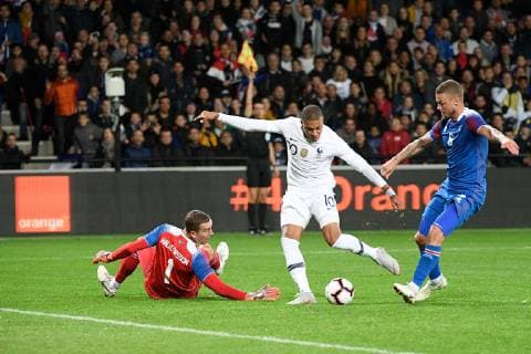 10 KYLIAN MBAPPE (FRA) - 06 RAGNAR SIGURDSSON (ISL) - 01 Hannes Halldorsson (isl) FOOTBALL : France vs Islande - Match Amical - 11 10 2018 FEP Panoramic 