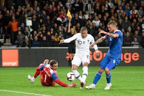 10 KYLIAN MBAPPE (FRA) - 06 RAGNAR SIGURDSSON (ISL) - 01 Hannes Halldorsson (isl) FOOTBALL : France vs Islande - Match Amical - 11 10 2018 FEP Panoramic 