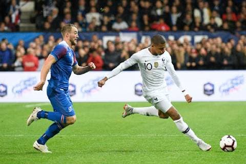 10 KYLIAN MBAPPE (FRA) - 16 RUNAR MAR SIGURJONSSON (ISL) FOOTBALL : France vs Islande - Match Amical - 11 10 2018 FEP Panoramic 