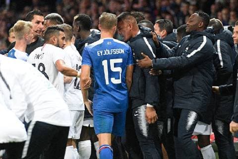 16 STEVE MANDANDA (FRA) - 23 ALPHONSE AREOLA (FRA) - ALTERCATION - COLERE FOOTBALL : France vs Islande - Match Amical - 11 10 2018 FEP Panoramic 