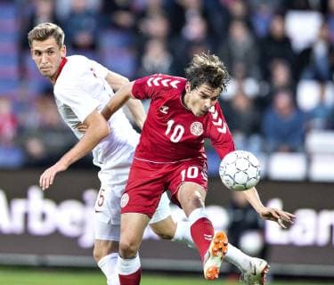 Fußball, U21 EM Quali, Dänemark - Polen Danmarks Robert Skov mod Polens Pawel Bochniewicz i U21 U 21 EM-kvalifikationskampen mellem Danmark og Polen paa Aalborg Stadion, fredag 12. oktober 2018.. , Aalborg Jylland Denmark  Copyright: HenningxBagger HenningxBaggerx COP101 spdk20181012-190026-L