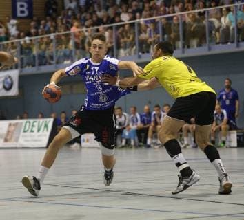 12.10.2018, xmgx, Handball 3.Liga, SG Bruchköbel - HSG Hanau v.l. Tarek Marschall (Hanau) Tegaday Nuez Ramos (Bruchköbel) Bruchköbel Hessen Deutschland (DEU)