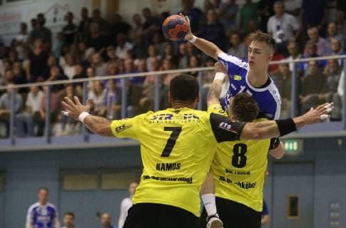 12.10.2018, xmgx, Handball 3.Liga, SG Bruchköbel - HSG Hanau v.l. Tegaday Nuez Ramos Sebastian Dietrich (beide Bruchköbel) Tarek Marschall (Hanau) Bruchköbel Hessen Deutschland (DEU)