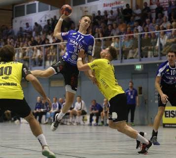 12.10.2018, xmgx, Handball 3.Liga, SG Bruchköbel - HSG Hanau v.l. Alvaro Rajic (Bruchköbel) Tarek Marschall (Hanau) Sebastian Dietrich (Bruchköbel) Bruchköbel Hessen Deutschland (DEU)