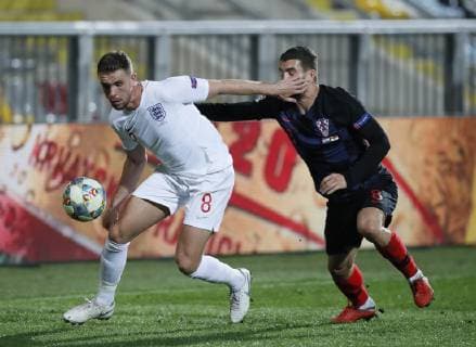 Fußball, Nations League, Kroatien - England Jordan Henderson of England holds off Mateo Kovacic of Croatia during the Uefa Nations League, Group A4 match at Stadion HNK Rijeka, Rijeka. Picture date: 12th October 2018. Picture credit should read: David Klein Sportimage EDITORIAL USE ONLY. No use with unauthorised audio, video, data, fixture lists, club league logos or live services. Online in-match use limited to 120 images, no video emulation. No use in betting, games or single club league player publications.