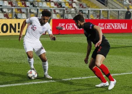 Fußball, Nations League, Kroatien - England Jadon Sancho of England takes on Josip Pivaric of Croatia during the Uefa Nations League, Group A4 match at Stadion HNK Rijeka, Rijeka. Picture date: 12th October 2018. Picture credit should read: David Klein Sportimage EDITORIAL USE ONLY. No use with unauthorised audio, video, data, fixture lists, club league logos or live services. Online in-match use limited to 120 images, no video emulation. No use in betting, games or single club league player publications.