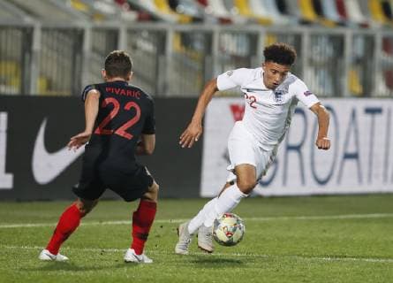 Fußball, Nations League, Kroatien - England Jadon Sancho of England takes on Josip Pivaric of Croatia during the Uefa Nations League, Group A4 match at Stadion HNK Rijeka, Rijeka. Picture date: 12th October 2018. Picture credit should read: David Klein Sportimage EDITORIAL USE ONLY. No use with unauthorised audio, video, data, fixture lists, club league logos or live services. Online in-match use limited to 120 images, no video emulation. No use in betting, games or single club league player publications.