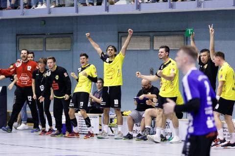 12.10.2018, xmzx, Handball 3.Liga, SG Bruchköbel - HSG Hanau v.l. Bankspieler SG Bruchköbel, Torjubel kurz vor Schluss Bruchköbel Hessen Deutschland (DEU)