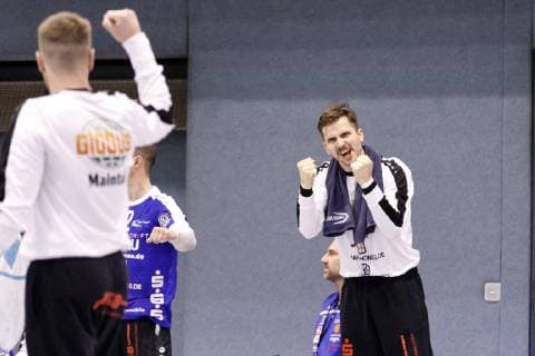 12.10.2018, xmzx, Handball 3.Liga, SG Bruchköbel - HSG Hanau v.l. Benedikt Müller (HSG Hanau) Anfeuerung Bruchköbel Hessen Deutschland (DEU)