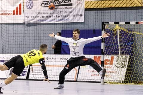 12.10.2018, xmzx, Handball 3.Liga, SG Bruchköbel - HSG Hanau v.l. Milos Kreckovic (SG Bruchköbel), Benedikt Müller (HSG Hanau) Bruchköbel Hessen Deutschland (DEU)