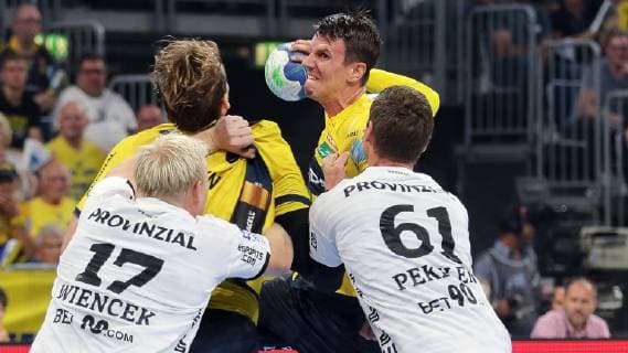 v.li.: Patrick Wiencek (THW, 17), Jesper Nielsen (RNL, 36), Andre Schmid (Andy Schmid, RNL, 2), Hendrik Pekeler (THW, 61), Zweikampf, Spielszene, Duell, duel, tackle, tackling, Dynamik, Action, Aktion, Handball, DKB Bundesliga, Rhein-Neckar Löwen - THW Kiel,